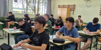 Estudantes em sala de aula de um Cedup Agrotécnico em Santa Catarina, que oferece 459 vagas gratuitas para o Ensino Médio integrado ao curso Técnico em Agropecuária.