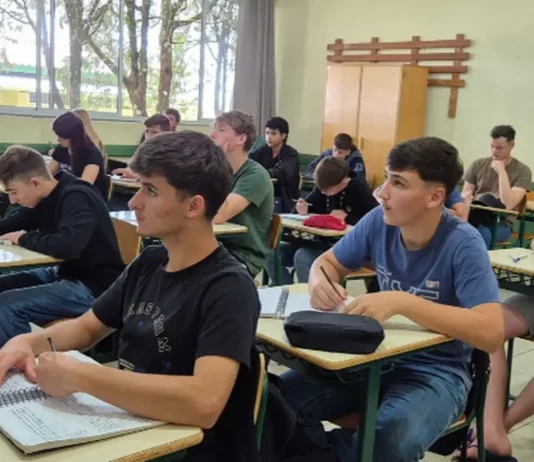 Santa Catarina oferece 459 vagas em cursos técnicos gratuitos de Agropecuária Estudantes em sala de aula de um Cedup Agrotécnico em Santa Catarina, que oferece 459 vagas gratuitas para o Ensino Médio integrado ao curso Técnico em Agropecuária.