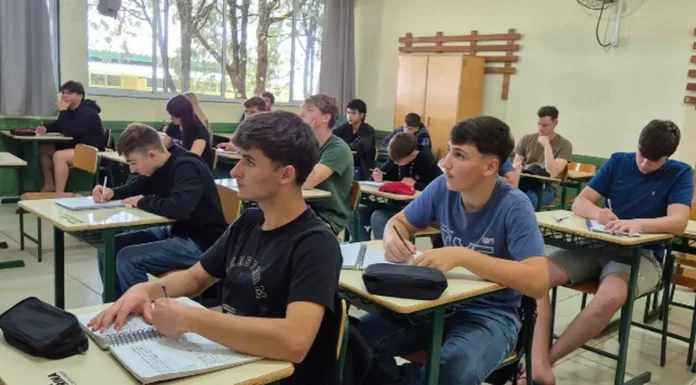 Santa Catarina oferece 459 vagas em cursos técnicos gratuitos de Agropecuária Estudantes em sala de aula de um Cedup Agrotécnico em Santa Catarina, que oferece 459 vagas gratuitas para o Ensino Médio integrado ao curso Técnico em Agropecuária.