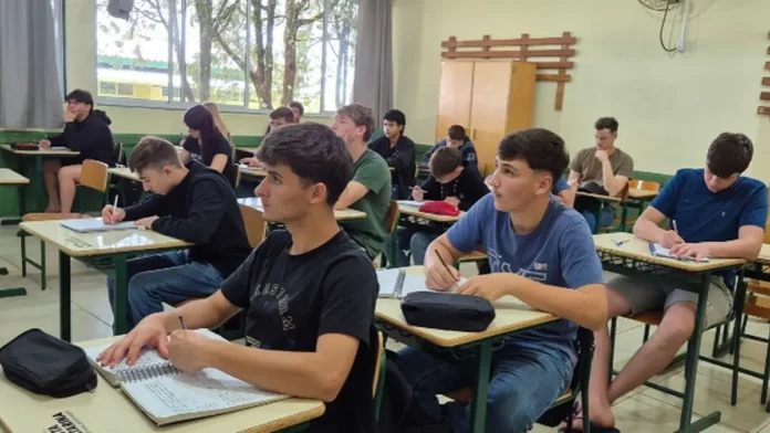 cedups-agropecuaria-1200x675 Estudantes em sala de aula de um Cedup Agrotécnico em Santa Catarina, que oferece 459 vagas gratuitas para o Ensino Médio integrado ao curso Técnico em Agropecuária.