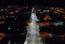 Celesc realiza workshop para apresentar Chamada Pública de Projetos de Eficiência Energética Vista aérea noturna de avenida iluminada em Santa Catarina, ilustrando a importância da eficiência energética e dos projetos de economia de energia incentivados pela Celesc.