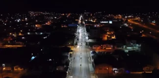 Vista aérea noturna de avenida iluminada em Santa Catarina, ilustrando a importância da eficiência energética e dos projetos de economia de energia incentivados pela Celesc.