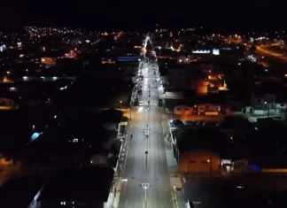 Vista aérea noturna de avenida iluminada em Santa Catarina, ilustrando a importância da eficiência energética e dos projetos de economia de energia incentivados pela Celesc.