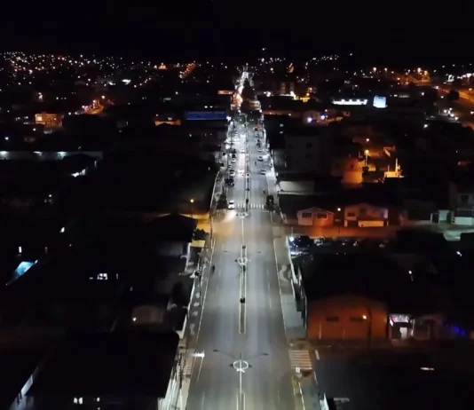 Vista aérea noturna de avenida iluminada em Santa Catarina, ilustrando a importância da eficiência energética e dos projetos de economia de energia incentivados pela Celesc.