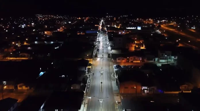Celesc realiza workshop para apresentar Chamada Pública de Projetos de Eficiência Energética Vista aérea noturna de avenida iluminada em Santa Catarina, ilustrando a importância da eficiência energética e dos projetos de economia de energia incentivados pela Celesc.