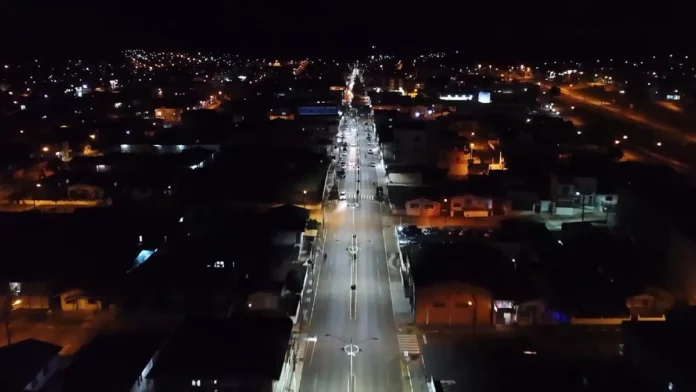 Vista aérea noturna de avenida iluminada em Santa Catarina, ilustrando a importância da eficiência energética e dos projetos de economia de energia incentivados pela Celesc.
