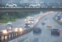 Feriado de 12 de outubro terá chuva em Santa Catarina e risco de alagamentos no Oeste Chuva intensa atinge via movimentada em imagem que ilustra o risco de alagamentos em Santa Catarina