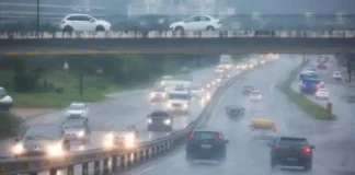 Chuva intensa atinge via movimentada em imagem que ilustra o risco de alagamentos em Santa Catarina