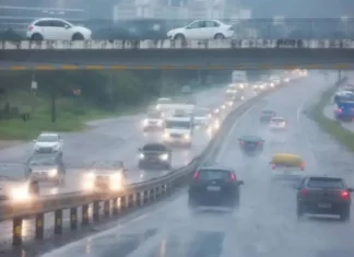 Chuva intensa atinge via movimentada em imagem que ilustra o risco de alagamentos em Santa Catarina