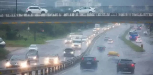 Feriado de 12 de outubro terá chuva em Santa Catarina e risco de alagamentos no Oeste Chuva intensa atinge via movimentada em imagem que ilustra o risco de alagamentos em Santa Catarina