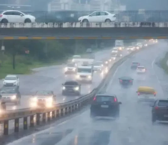Chuva intensa atinge via movimentada em imagem que ilustra o risco de alagamentos em Santa Catarina