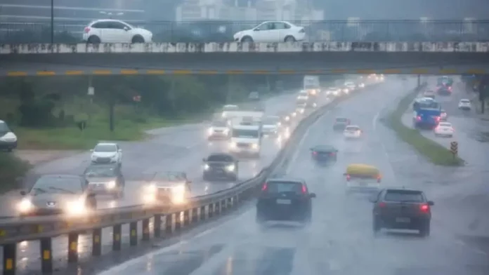 chuva-feriado-sc Chuva intensa atinge via movimentada em imagem que ilustra o risco de alagamentos em Santa Catarina