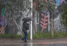 Chuva intensa marca o sábado em SC; domingo terá queda nas temperaturas Pessoa caminha com guarda-chuva durante chuva intensa em Santa Catarina, onde a passagem de uma frente fria aumenta o risco de alagamentos e temporais.