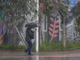 Chuva intensa marca o sábado em SC; domingo terá queda nas temperaturas Pessoa caminha com guarda-chuva durante chuva intensa em Santa Catarina, onde a passagem de uma frente fria aumenta o risco de alagamentos e temporais.
