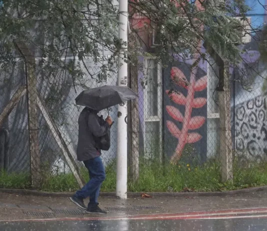 Chuva intensa marca o sábado em SC; domingo terá queda nas temperaturas Pessoa caminha com guarda-chuva durante chuva intensa em Santa Catarina, onde a passagem de uma frente fria aumenta o risco de alagamentos e temporais.