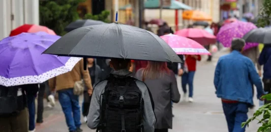 Semana será marcada pelo retorno da chuva em Santa Catarina Pessoas caminham com guarda-chuvas durante chuva, imagem que ilustra a previsão de tempo instável em Santa Catarina.