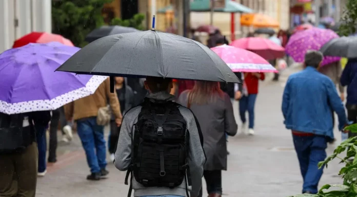 Semana será marcada pelo retorno da chuva em Santa Catarina Pessoas caminham com guarda-chuvas durante chuva, imagem que ilustra a previsão de tempo instável em Santa Catarina.