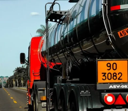 Defesa Civil de Santa Catarina abre inscrições para curso gratuito sobre produtos perigosos Caminhão-tanque com placas de identificação de produtos perigosos trafega por rodovia, ilustrando os riscos abordados no curso gratuito da Defesa Civil de SC.
