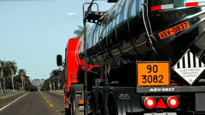 curso-produtos-perigosos Caminhão-tanque com placas de identificação de produtos perigosos trafega por rodovia, ilustrando os riscos abordados no curso gratuito da Defesa Civil de SC.