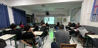 Alunos da Educação de Jovens e Adultos (EJA) acompanham aula em São José, onde a rede municipal realiza rematrículas para o primeiro semestre de 2027.