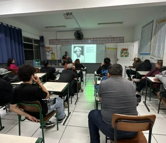 Alunos da Educação de Jovens e Adultos (EJA) acompanham aula em São José, onde a rede municipal realiza rematrículas para o primeiro semestre de 2027.