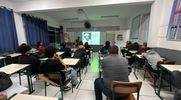 Alunos da EJA em São José têm até sexta-feira (16) para fazer rematrícula Alunos da Educação de Jovens e Adultos (EJA) acompanham aula em São José, onde a rede municipal realiza rematrículas para o primeiro semestre de 2027.