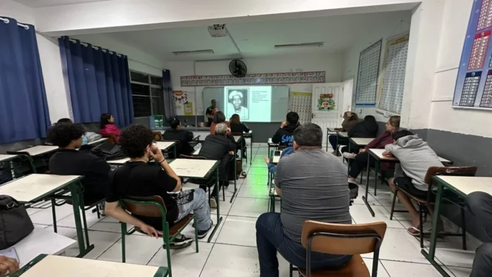 Alunos da Educação de Jovens e Adultos (EJA) acompanham aula em São José, onde a rede municipal realiza rematrículas para o primeiro semestre de 2027.