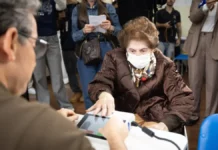 Maria Evangelina, de 103 anos, vota em urna eletrônica no Colégio Catarinense, em Florianópolis, durante as Eleições 2026.