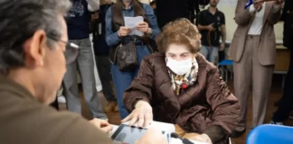 Maria Evangelina, de 103 anos, vota em urna eletrônica no Colégio Catarinense, em Florianópolis, durante as Eleições 2026.