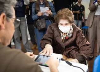 Maria Evangelina, de 103 anos, vota em urna eletrônica no Colégio Catarinense, em Florianópolis, durante as Eleições 2026.