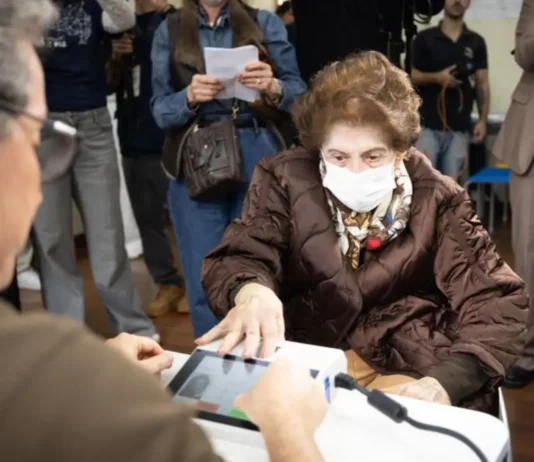 Eleitora de 103 anos faz questão de votar em Florianópolis: ‘Eu vim dar exemplo’ Maria Evangelina, de 103 anos, vota em urna eletrônica no Colégio Catarinense, em Florianópolis, durante as Eleições 2026.