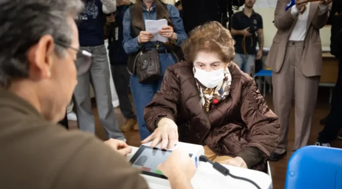 Maria Evangelina, de 103 anos, vota em urna eletrônica no Colégio Catarinense, em Florianópolis, durante as Eleições 2026.