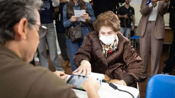 eleitora-103-anos-vota-florianopolis Maria Evangelina, de 103 anos, vota em urna eletrônica no Colégio Catarinense, em Florianópolis, durante as Eleições 2026.