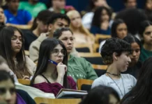 Santa Catarina promove aulões preparatórios do Enem para estudantes da rede estadual Estudantes acompanham aulão preparatório para o Enem 2026 em Santa Catarina, iniciativa da rede estadual de ensino para reforçar a preparação para as provas.