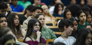 Estudantes acompanham aulão preparatório para o Enem 2026 em Santa Catarina, iniciativa da rede estadual de ensino para reforçar a preparação para as provas.