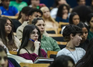 Estudantes acompanham aulão preparatório para o Enem 2026 em Santa Catarina, iniciativa da rede estadual de ensino para reforçar a preparação para as provas.