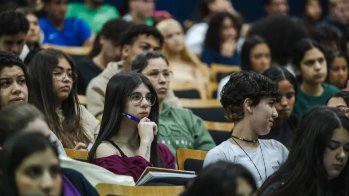 Estudantes acompanham aulão preparatório para o Enem 2026 em Santa Catarina, iniciativa da rede estadual de ensino para reforçar a preparação para as provas.