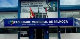 Fachada da Faculdade Municipal de Palhoça (FMP), que oferece 162 vagas em quatro cursos superiores gratuitos no vestibular 2027.