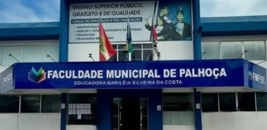 Fachada da Faculdade Municipal de Palhoça (FMP), que oferece 162 vagas em quatro cursos superiores gratuitos no vestibular 2027.