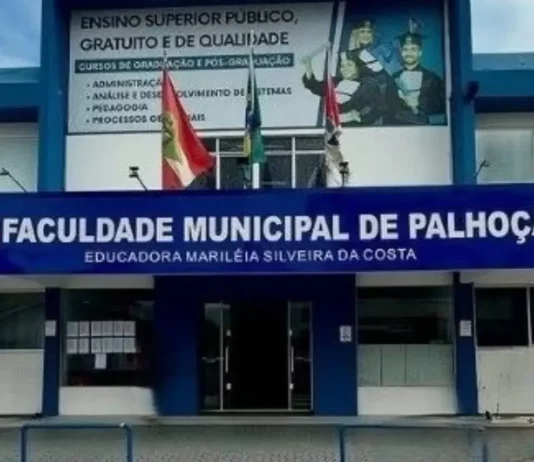 Fachada da Faculdade Municipal de Palhoça (FMP), que oferece 162 vagas em quatro cursos superiores gratuitos no vestibular 2027.