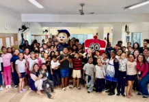 Campanha da FAHECE arrecada brinquedos e beneficia cerca de mil crianças em Santa Catarina Crianças e colaboradores reunidos com personagens infantis durante campanha de arrecadação de brinquedos da FAHECE para o Dia das Crianças, em Florianópolis.