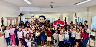 Crianças e colaboradores reunidos com personagens infantis durante campanha de arrecadação de brinquedos da FAHECE para o Dia das Crianças, em Florianópolis.