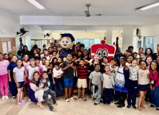 Crianças e colaboradores reunidos com personagens infantis durante campanha de arrecadação de brinquedos da FAHECE para o Dia das Crianças, em Florianópolis.