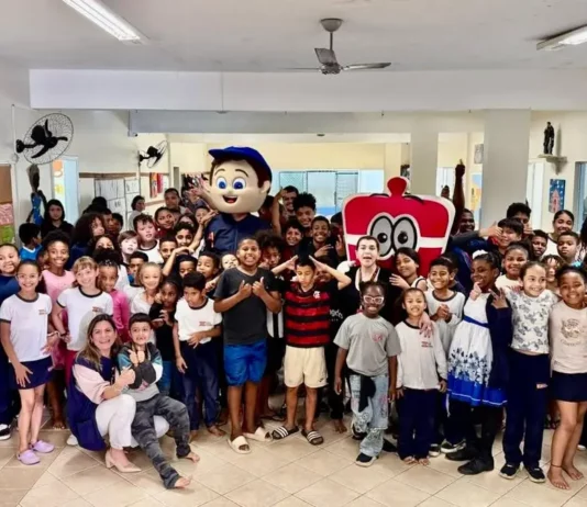 Crianças e colaboradores reunidos com personagens infantis durante campanha de arrecadação de brinquedos da FAHECE para o Dia das Crianças, em Florianópolis.
