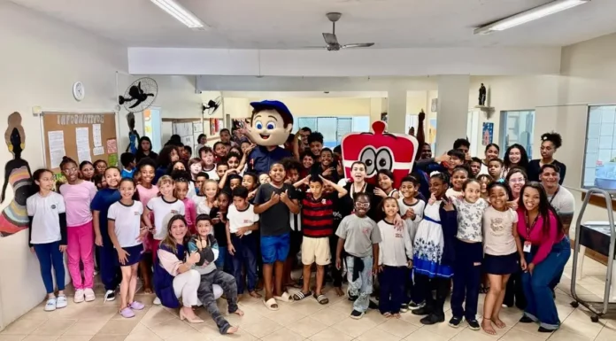 Campanha da FAHECE arrecada brinquedos e beneficia cerca de mil crianças em Santa Catarina Crianças e colaboradores reunidos com personagens infantis durante campanha de arrecadação de brinquedos da FAHECE para o Dia das Crianças, em Florianópolis.