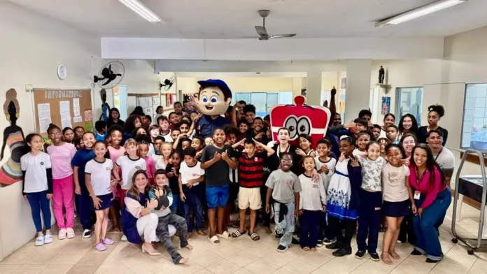 fahece-dia-das-criancas Crianças e colaboradores reunidos com personagens infantis durante campanha de arrecadação de brinquedos da FAHECE para o Dia das Crianças, em Florianópolis.