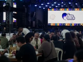 Público reunido na Fenaostra 2026, no Centrosul, em Florianópolis, durante evento gastronômico e cultural que recebeu 70 mil visitantes em sete dias.