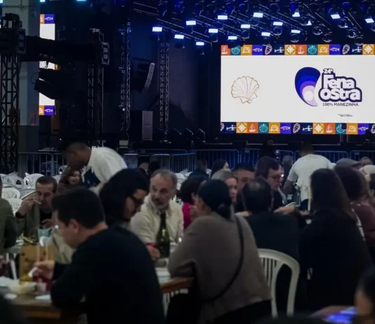 Público reunido na Fenaostra 2026, no Centrosul, em Florianópolis, durante evento gastronômico e cultural que recebeu 70 mil visitantes em sete dias.