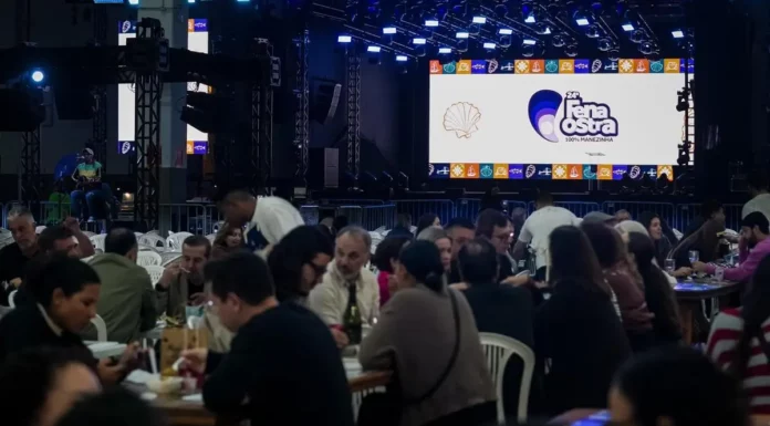 Público reunido na Fenaostra 2026, no Centrosul, em Florianópolis, durante evento gastronômico e cultural que recebeu 70 mil visitantes em sete dias.