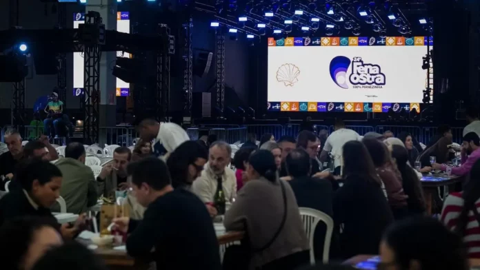 Público reunido na Fenaostra 2026, no Centrosul, em Florianópolis, durante evento gastronômico e cultural que recebeu 70 mil visitantes em sete dias.